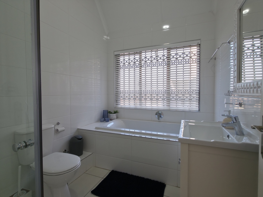 5 Bedroom Property for Sale in Wavecrest Eastern Cape